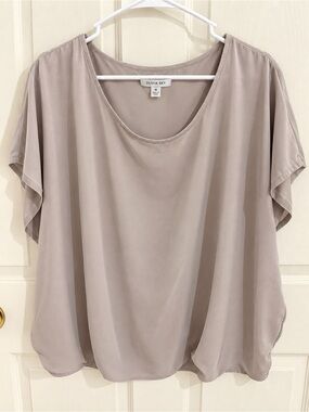 In’Voland Taupe Gray Flowy Short Sleeve Blouse 1X
